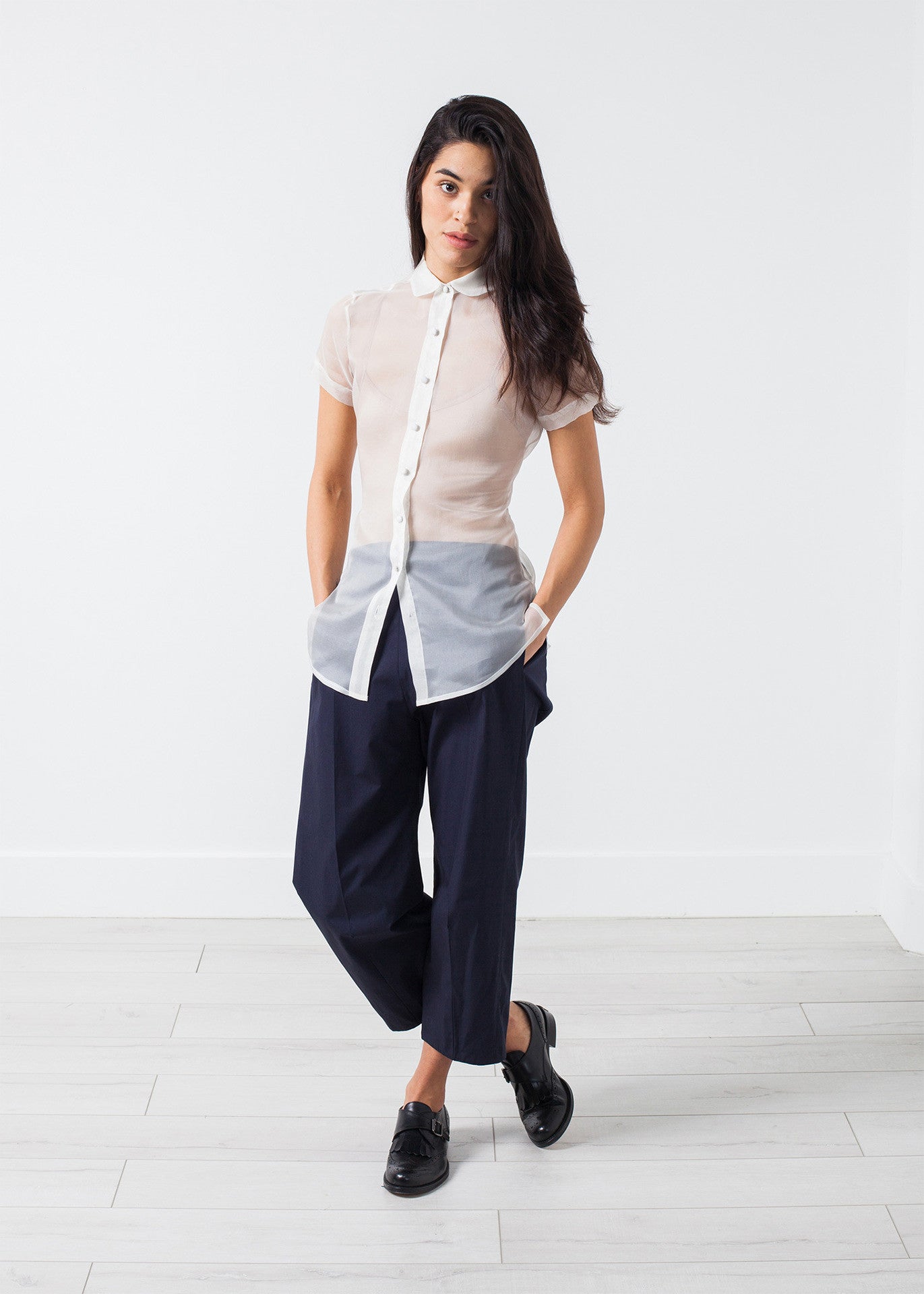 بلوزة شفافة بأزرار باللون العاجي